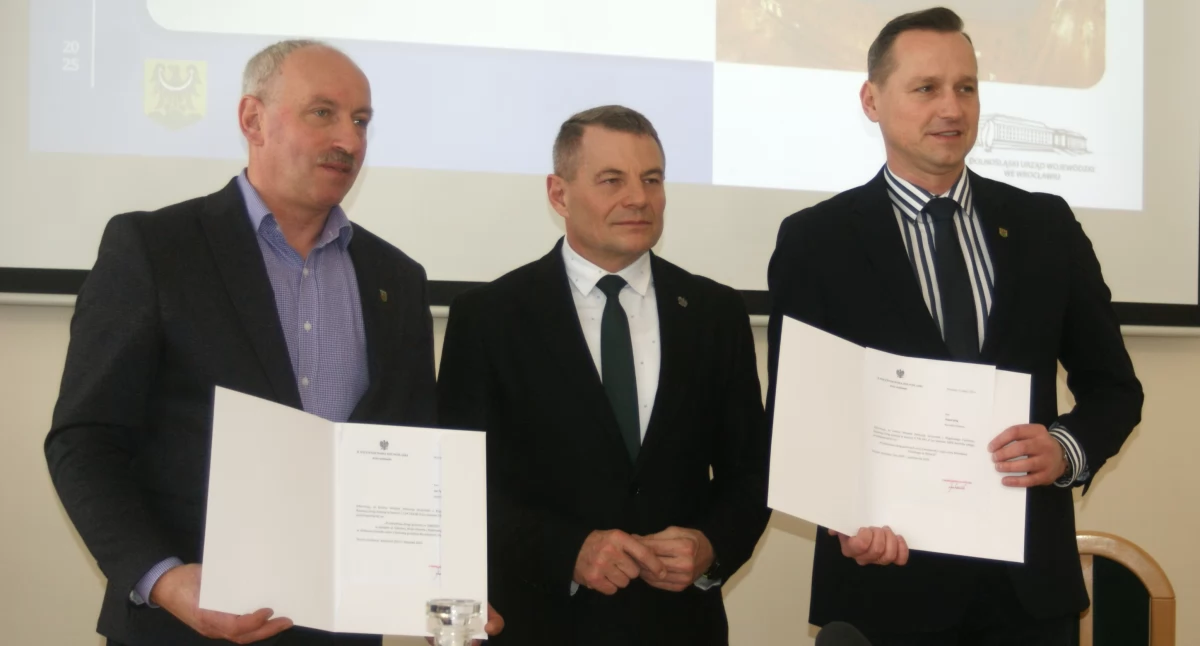 Zdjęcie: (od lewej) Jan Tymczyszyn - wójt gminy Złotoryja, Artur Jurkowski - wicewojewoda dolnośląski, Paweł Kulig - burmistrz miasta Złotoryja. Fot. Piotr Kanikowski