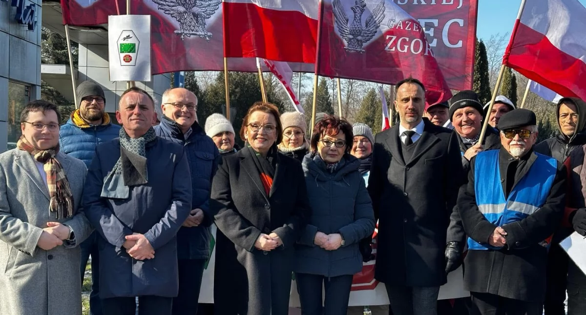 Zdjęcie: Politycy Prawa i Sprawiedliwości na proteście w Bogatyni. W środku Anna Zalewska i Elżbieta Witek. Fot. Facebook/ Elżbieta Witek 