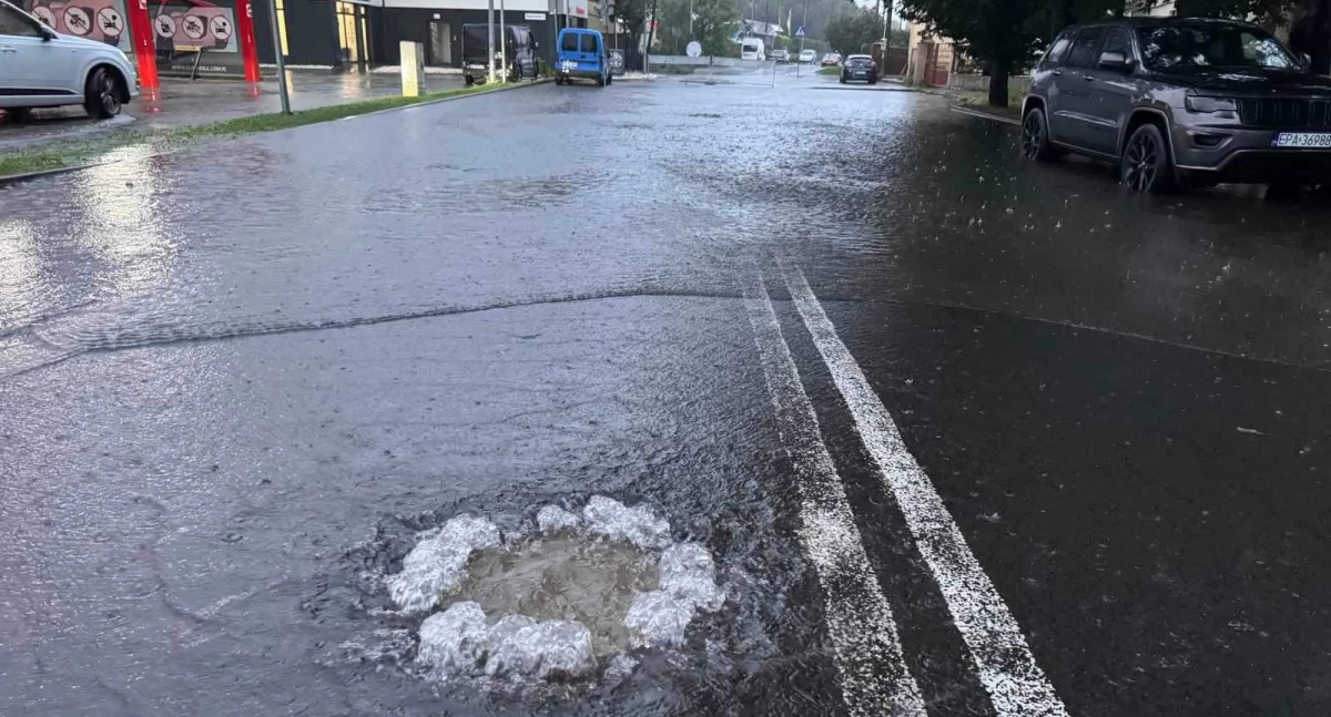 Zdjęcie: wybijająca woda ze studzienki Fot.: tuLegnica
