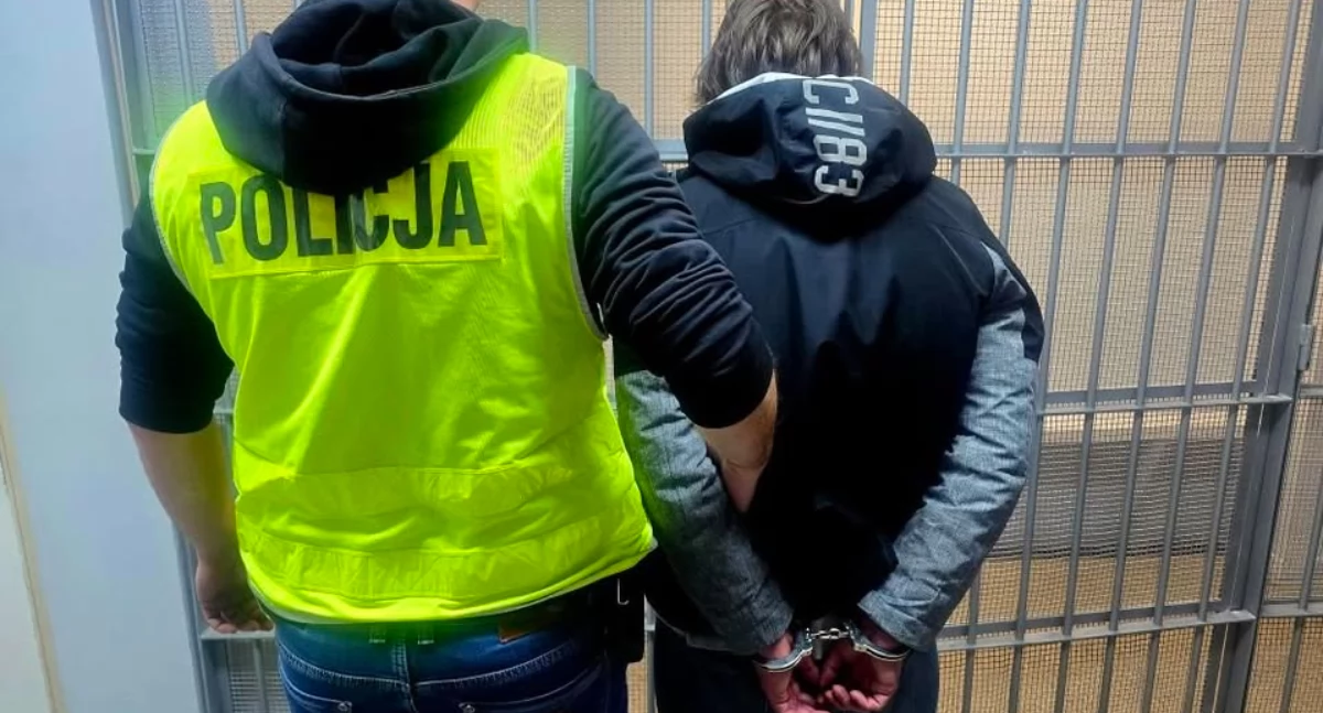 Zdjęcie: Policjant z zatrzymanym mężczyzną. Fot. Policja