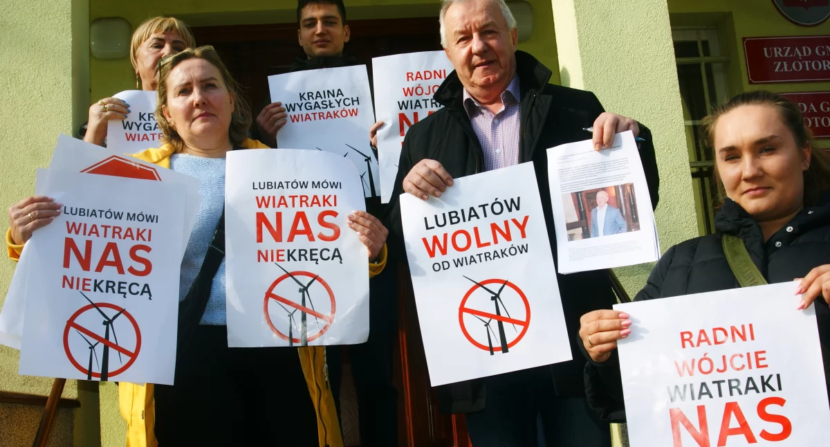 Zdjęcie: Mieszkańcy Lubiatowa protestujący przeciwko budowie farmy wiatrowej w pobliżu ich wsi. Fot. Piotr Kanikowski
