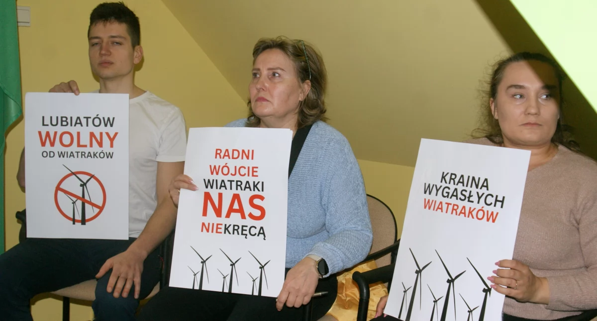 Zdjęcie: Mieszkańcy Lubiatowa protestujący przeciwko farmie wiatrowej w ich wsi. Fot. Piotr Kanikowski 