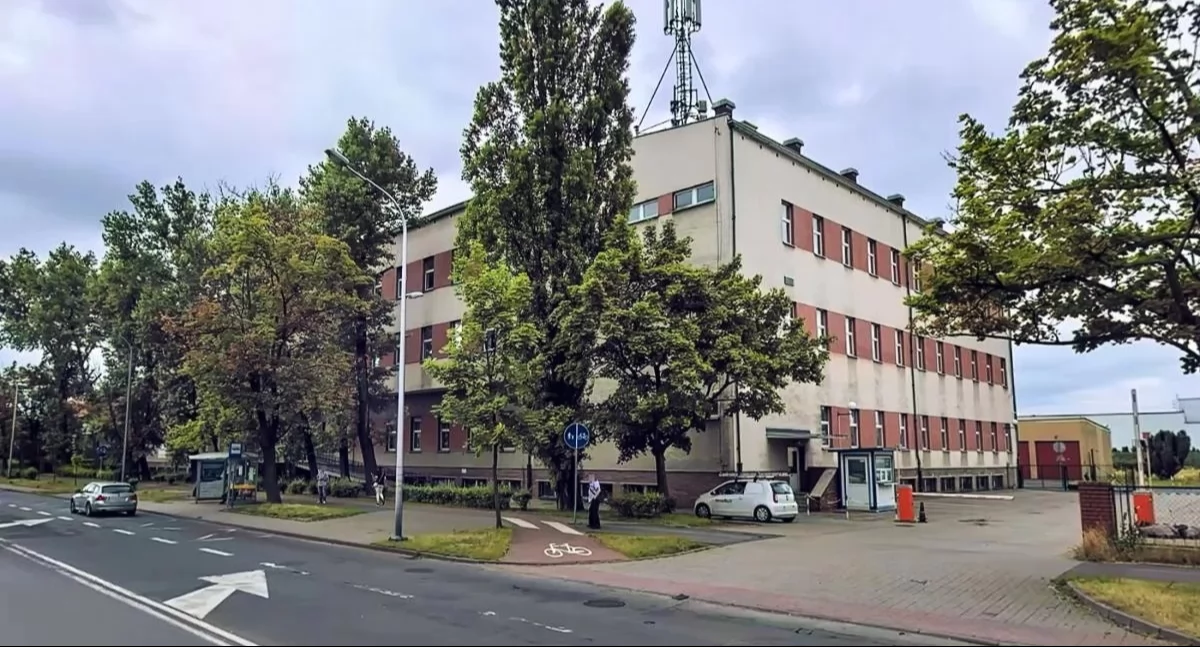 Zdjęcie: Nieruchomość Orange przy Al. Rzeczypospolitej, dawna siedziba Telekomunikacji Polskiej w Legnicy.