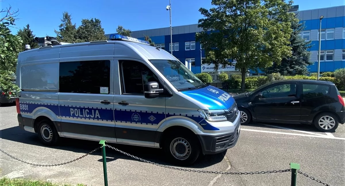 Zdjęcie: Policyjny radiowóz przed Wojewódzkim Szpitalem Specjalistycznym w Legnicy. Fot. Komenda Miejska Policji w Legnicy.