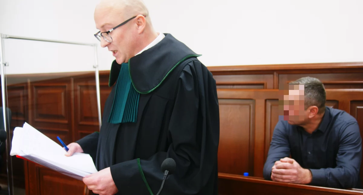 Zdjęcie: Oskarżony Andrzej F. i jego obrońca mec. Sebastian Dereń. Fot. Piotr Kanikowski
