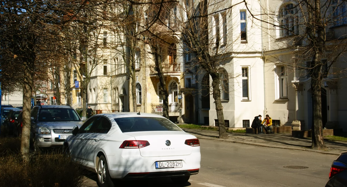 Zdjęcie: Samochody parkujące przy ul. Wojska Polskiego w Legnicy. Fot. Piotr Kanikowski