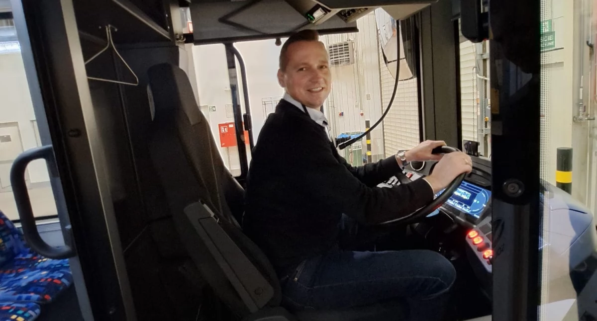 Zdjęcie: Paweł Kulig, burmistrz Złotoryi, za kierownicą miejskiego autobusu. Fot. Urząd Miasta w Złotoryi. 