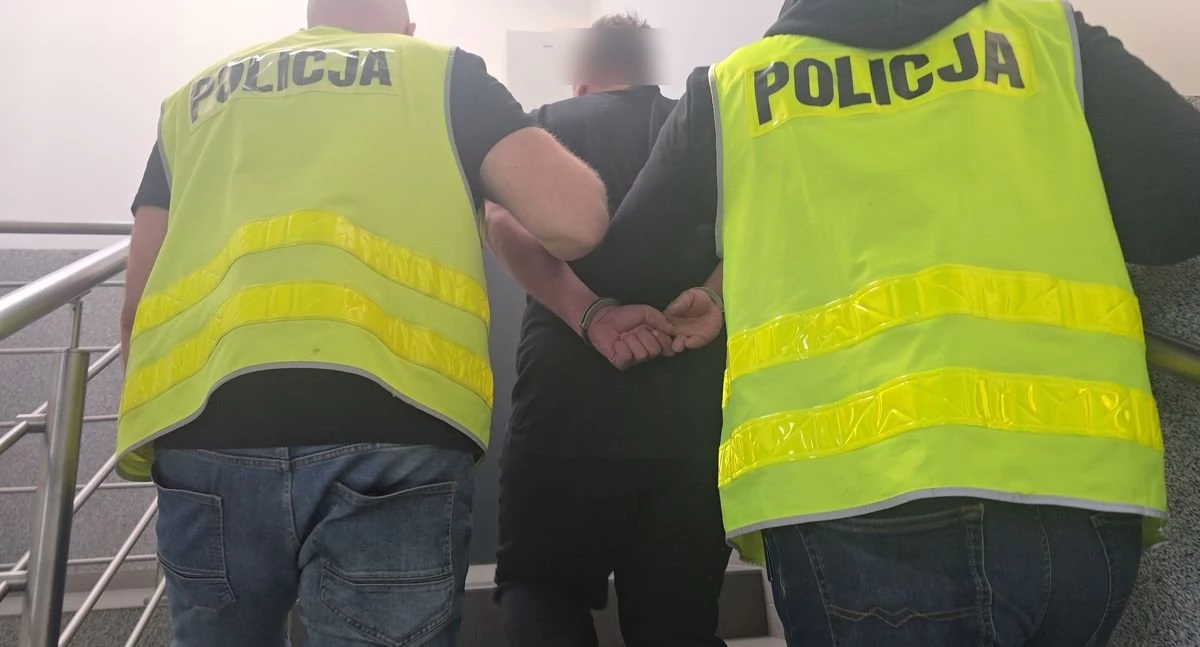 Zdjęcie: Kurier prowadzony przez policjantów. Fot. Policja