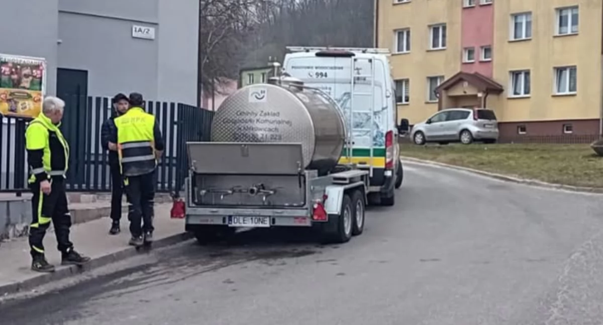 Zdjęcie: Pojazd Oddziału Wodociągów I Kanalizacji wyposażony w zastępczy punkt poboru wody pitnej,. Fot. Miasto Złotoryja