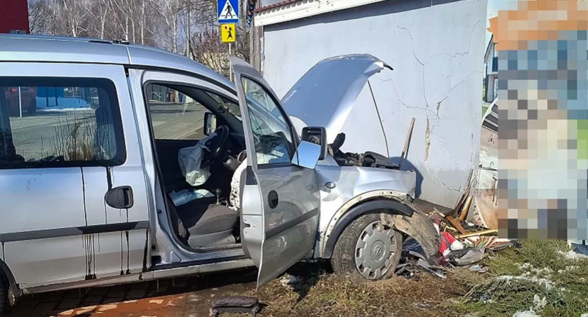 Zdjęcie: samochód, którym 41-latek wjechał w ścianę Fot.: KMP