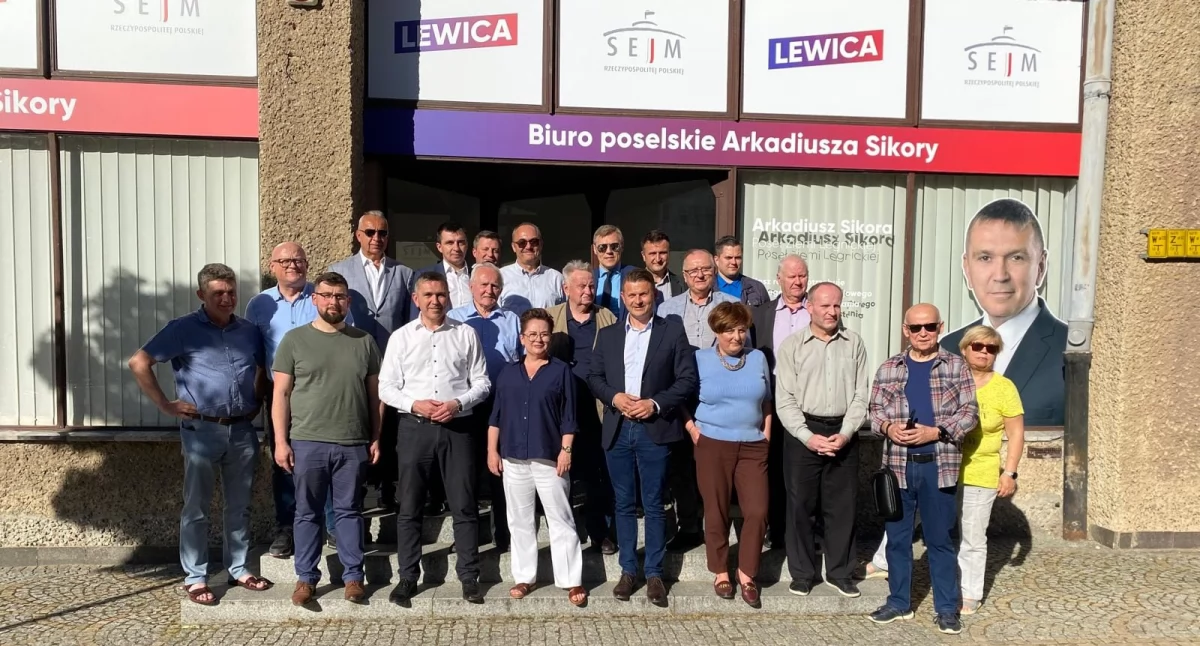 Zdjęcie: Poseł Arkadiusz Sikora (dolny rząd, trzeci z lewej) i samorządowcy Lewicy przed biurem poselskim w legnickim Rynku. Źródło: Facebook.pl/ Arkadiusz Sikora Lewica - Poseł na sejm RP