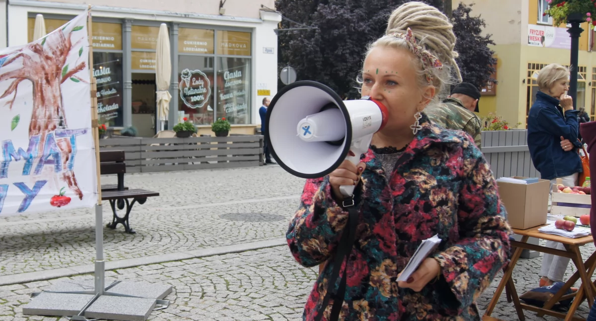 Zdjęcie: Wrzesień 2019 r. Katarzyna Odrowska podczas proekologicznej akcji na Rynku w Legnicy. Fot. Piotr Kanikowski 
