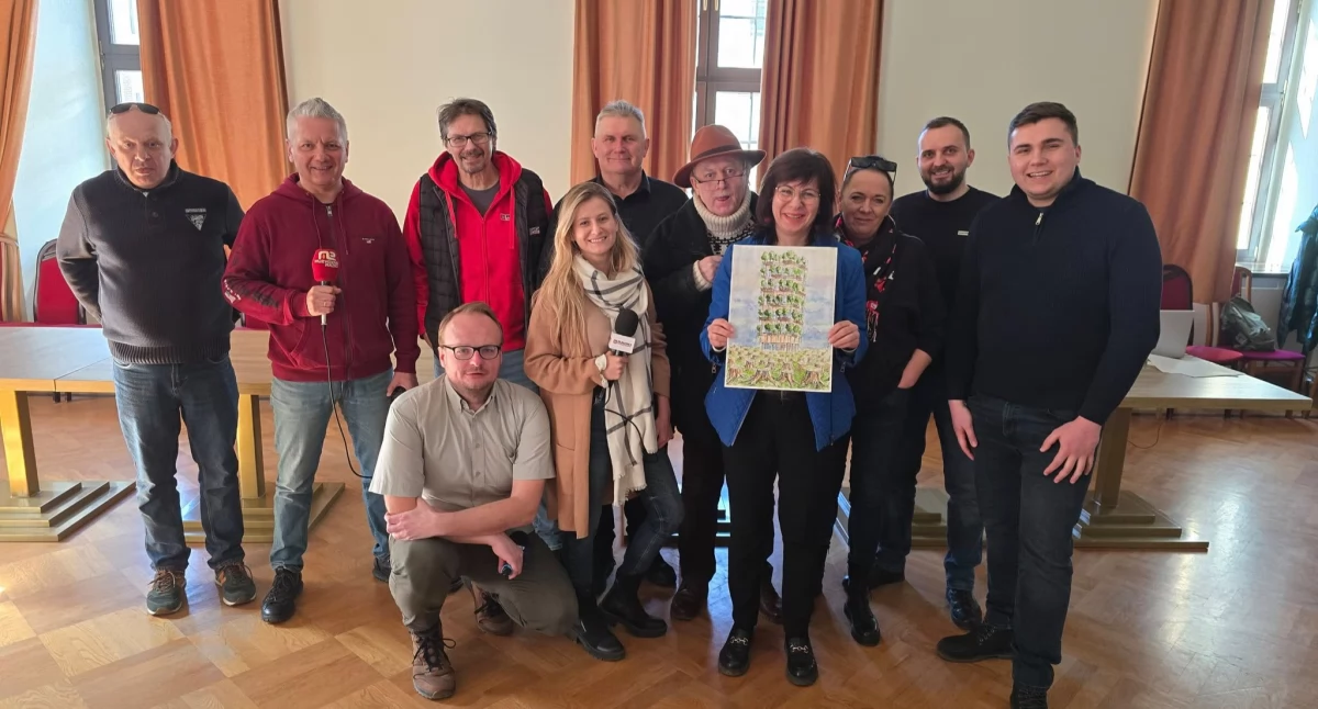 Zdjęcie: Dziennikarskie jury Nagrody im. Andrzeja Waligórskiego ze zwycięską pracą. W pierwszym rzędzie (od lewej) Paweł Pawlucy, Karolina Bieniek, Honorata Rajca, Patryk Głażewski. Z tyłu (od lewej) Artur Guzicki, Andrzej Stefańczyk, Andrzej Andrzejewski, Zbigniew Jakubowski, Grzegorz Żurawiński, Lilla Sadowska, Dawid Sołtys. Fot. LCK 