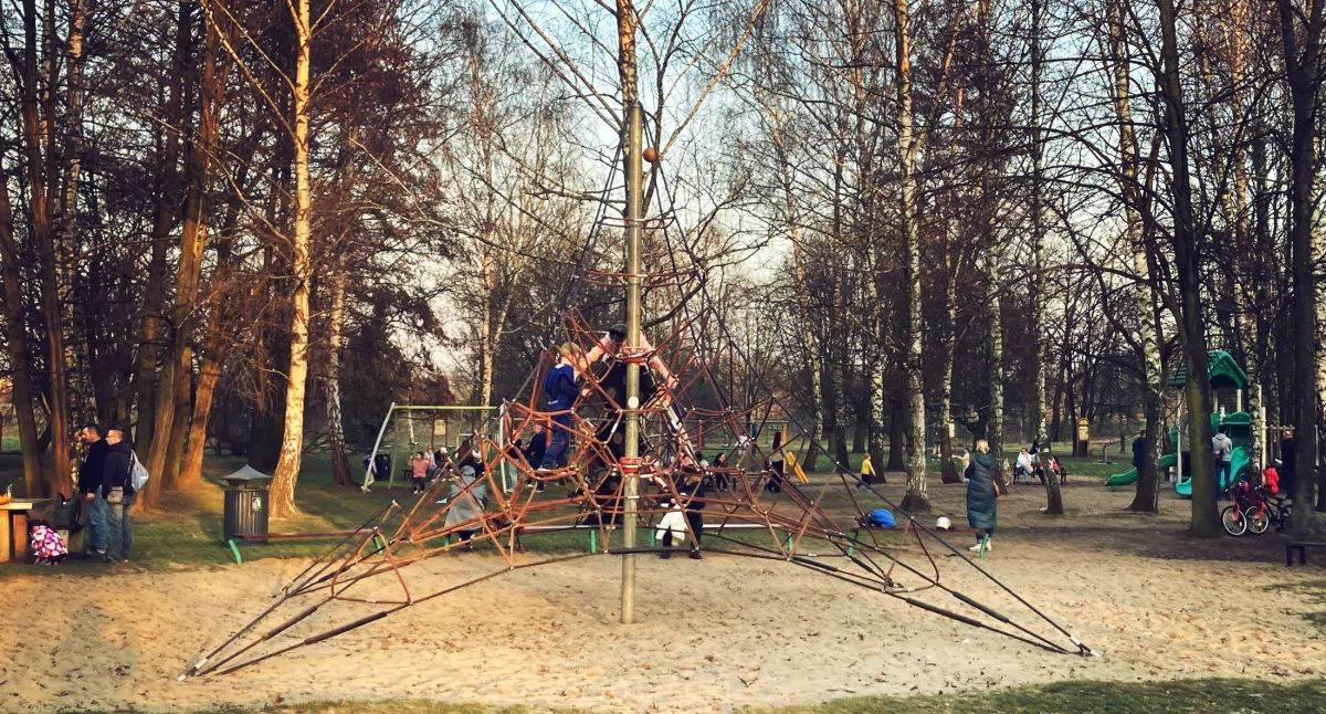Zdjęcie: Legnica, plac zabaw w parku  Fot.: Aga Jackiewicz