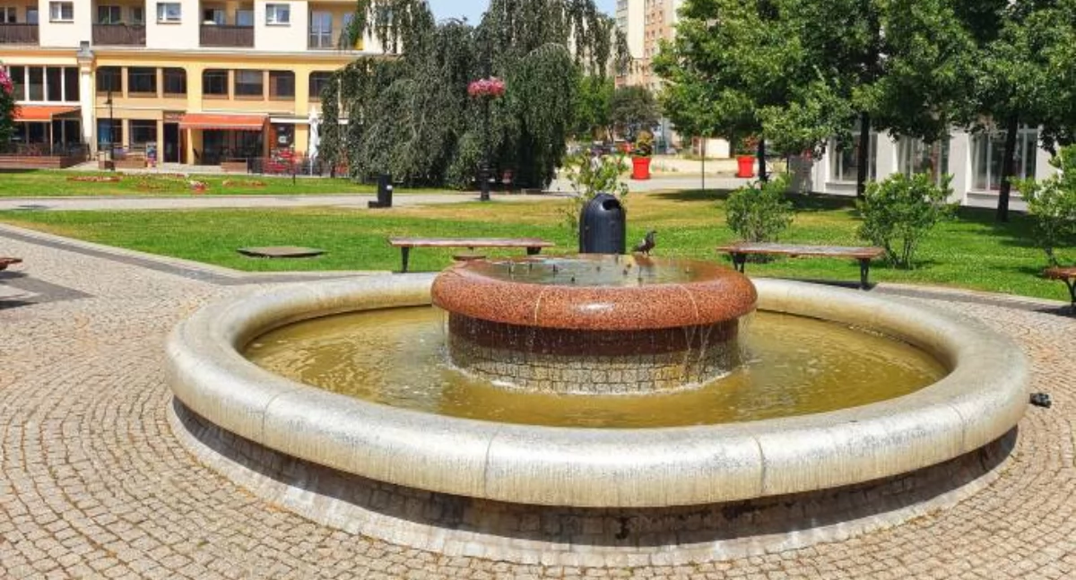 Zdjęcie: Legnica, fontanna przy placu Powstańców Wielkopolskich Fot.: Andrzej Trzeciak