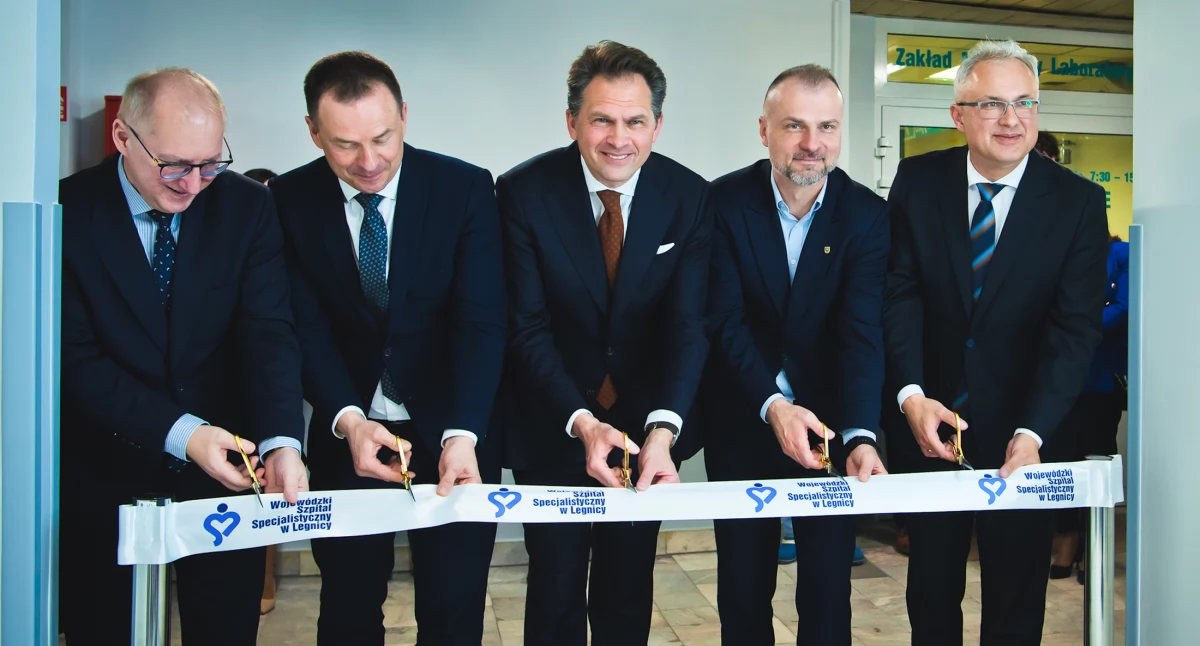 Zdjęcie: Uroczyste otwarcie Dolnośląskiego Centrum Sercowo-Naczyniowego w Wojewódzkim Szpitalu Specjalistycznym w Legnicy. Od lewej: Arkadiusz Wójs, wiceminister sportu Piotr Borys, Michał Zembala, Jarosław Rabczenko, Maciej Leszkowicz.  Fot. Aga Jackiewicz 
