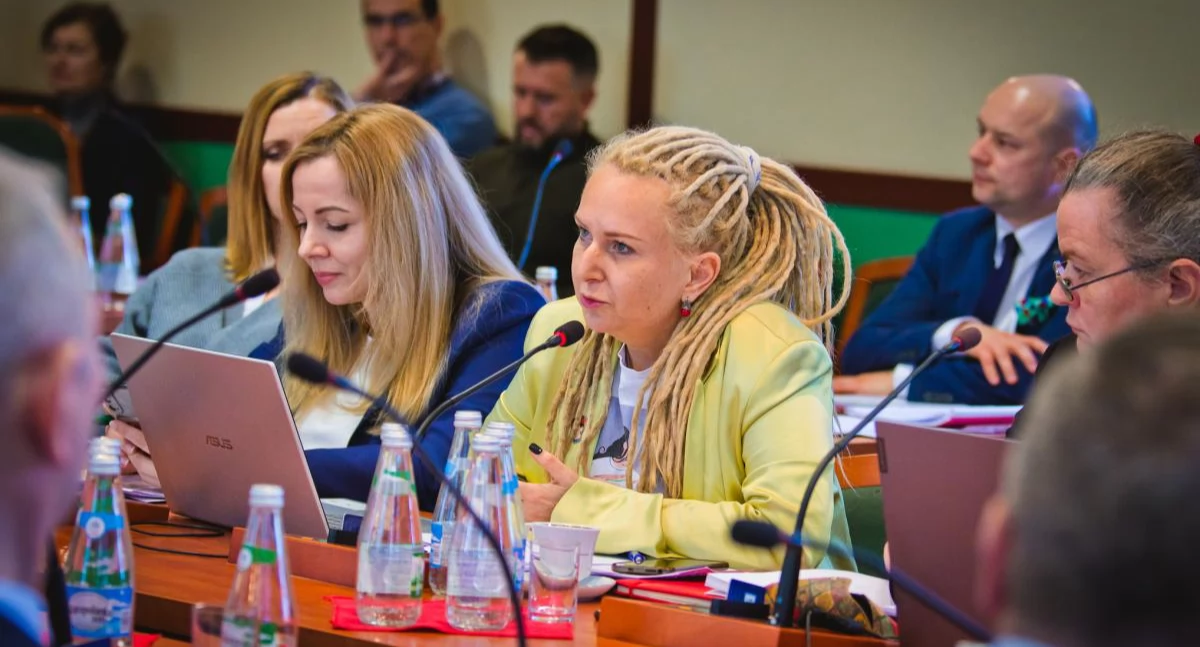 Zdjęcie: Legnickie radne (od lewej) Urszula Juchnik-Pogorzelska, Jolanta Rabczenko, Katarzyna Odrowska i Radosława Janowska-Lascar. Na drugim planie radny Piotr Żabicki. Fot. Aga Jackiewicz 
