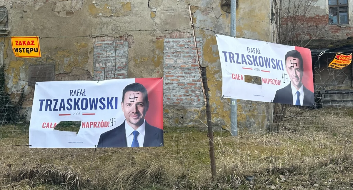 Zdjęcie: Złotoryja, ul. Kolejowa. Zniszczone banery Rafała Trzaskowskiego. Fot. MojaZlotoryja.pl (dziękujemy!)