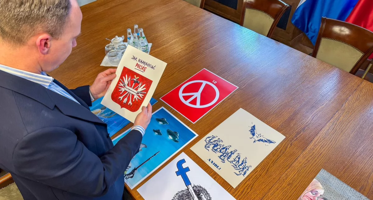 Zdjęcie: Prezydent Legnicy Maciej Kupaj z grafiką Marka Kwiatkowskiego 
