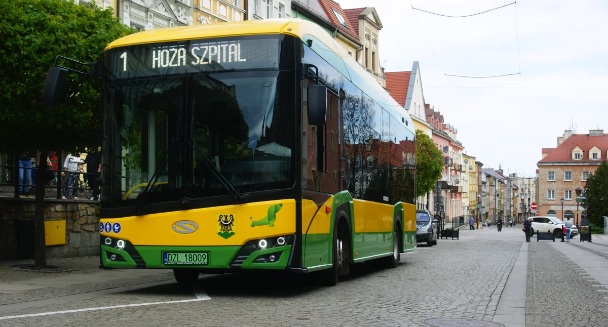 Zdjęcie: Elektrobus komunikacji miejskiej w Złotoryi. Fot. Piotr Kanikowski