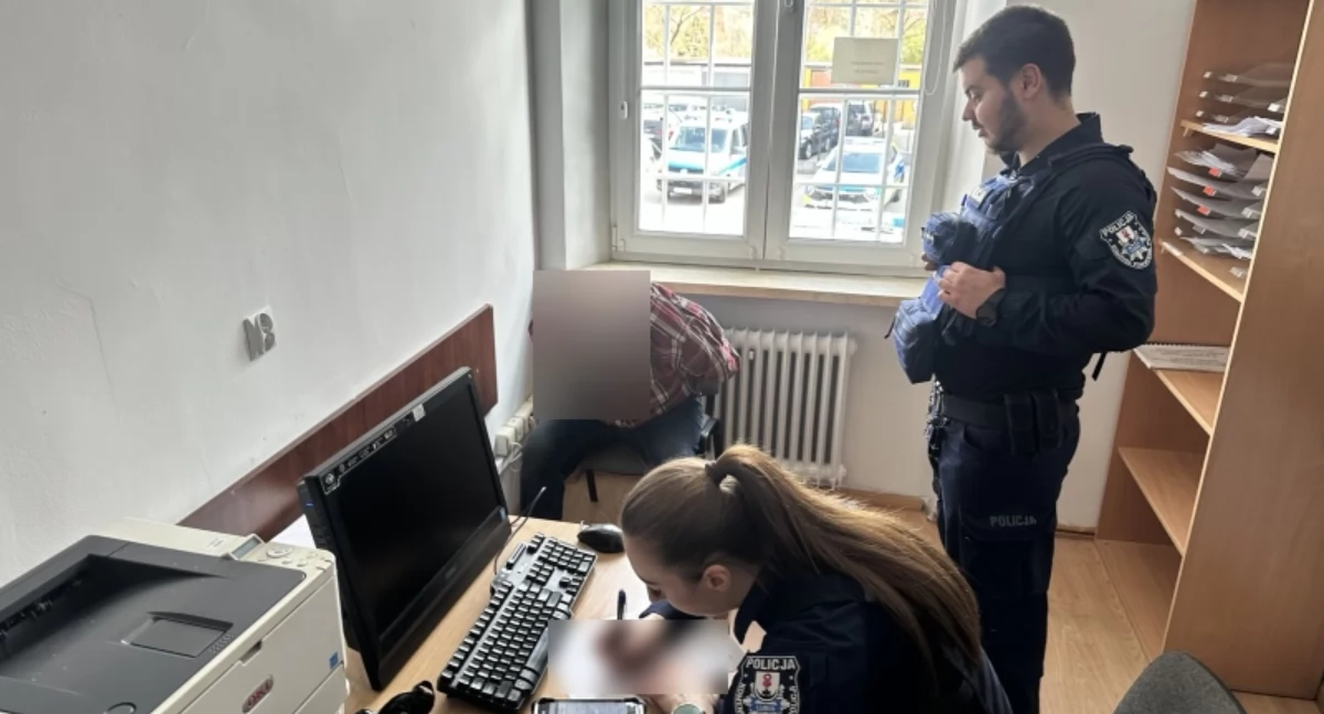 Zdjęcie: Zatrzymany 65-latek podczas czynności w Komendzie Powiatowej Policji w Lubinie. Fot. KMP Lubin