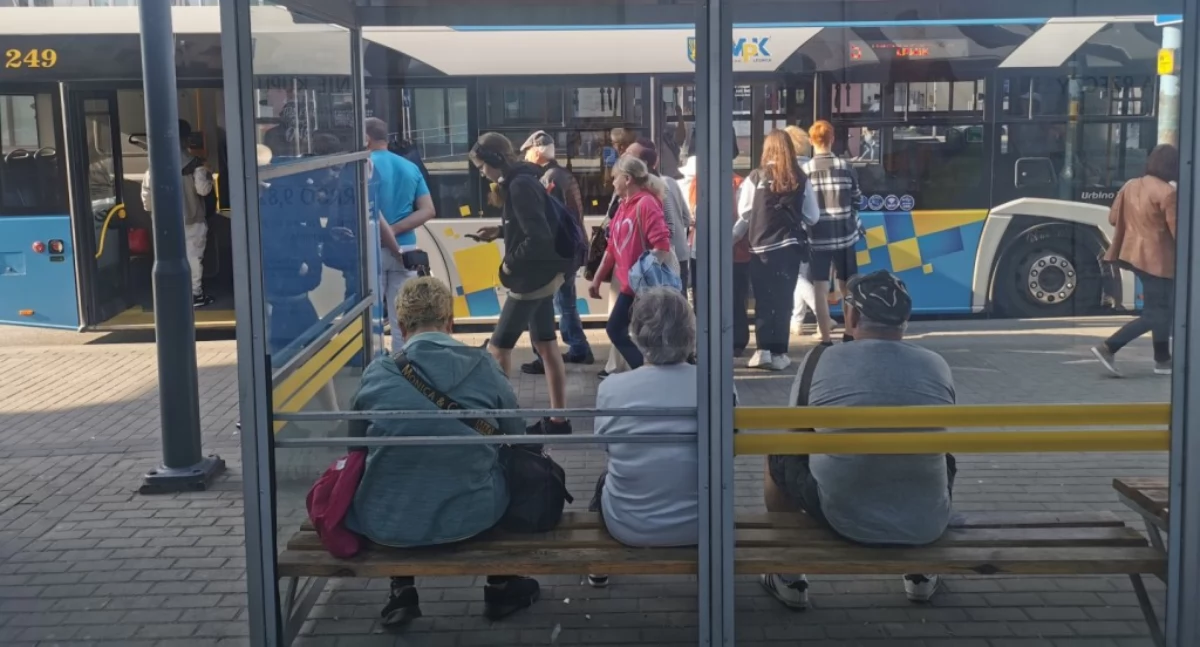 Zdjęcie: Legnica, przystanek autobusowy. 