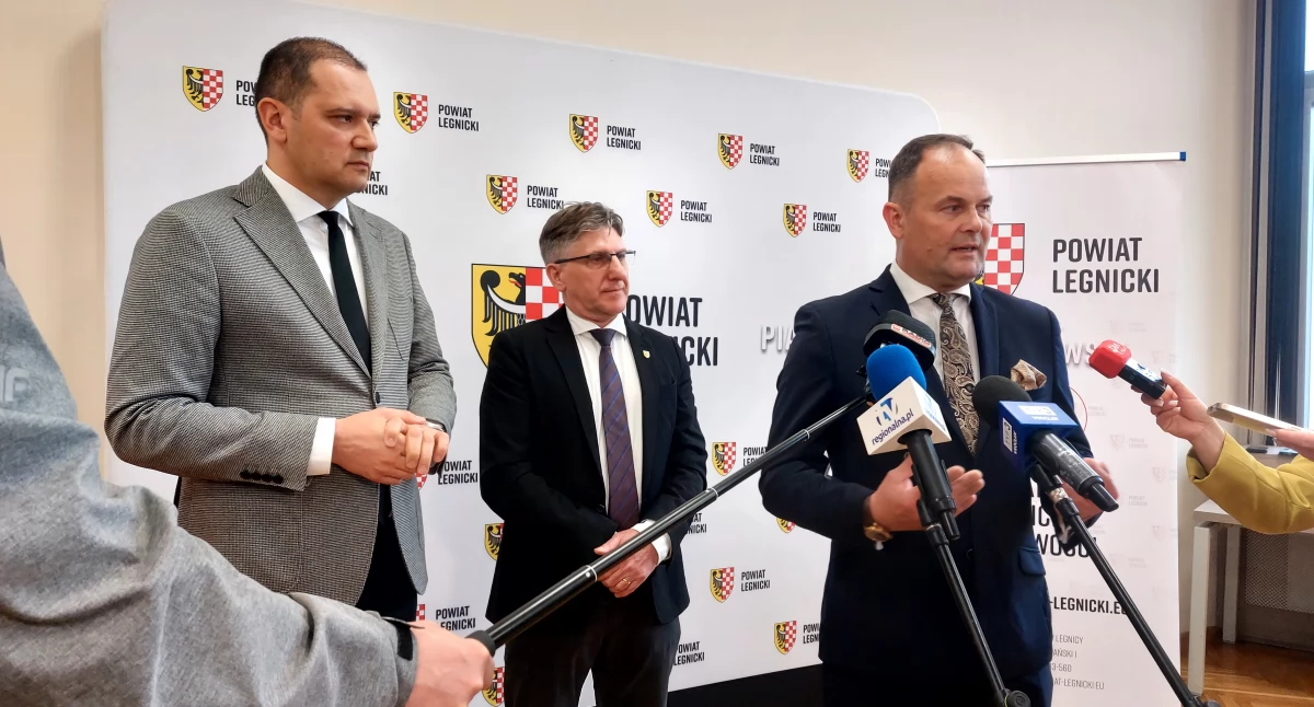 Zdjęcie: (od lewej) wójt Miłkowic Dawid Stachura, starosta legnicki Adam Babuśka, wójt Krotoszyc  Wojciech Woźniak. Fot. Piotr Kanikowski