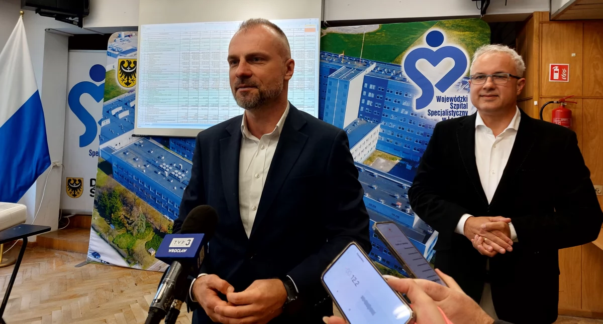 Zdjęcie: Jarosław Rabczenko, członek zarządu Dolnego Śląska, i dyrektor szpitala w Legnicy Maciej Leszkowicz. Fot. Piotr Kanikowski