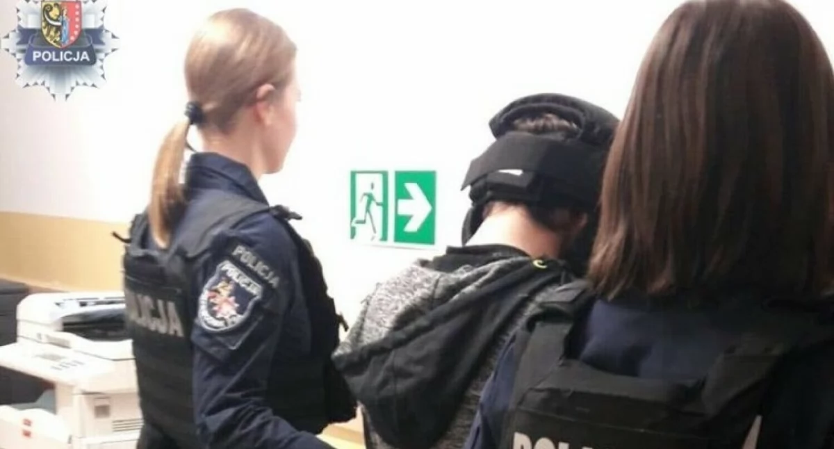 Zdjęcie: Wiktor K. z policjantkami po zatrzymaniu. Fot. Komenda Powiatowa Policji w Polkowicach