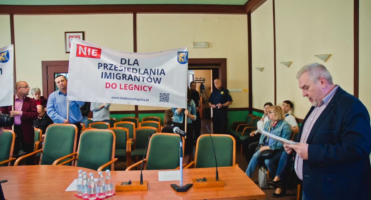 Zdjęcie: Sesja Rady Miejskiej Legnicy. Z prawej Robert Stachera. Fot. Aga Jackiewicz
