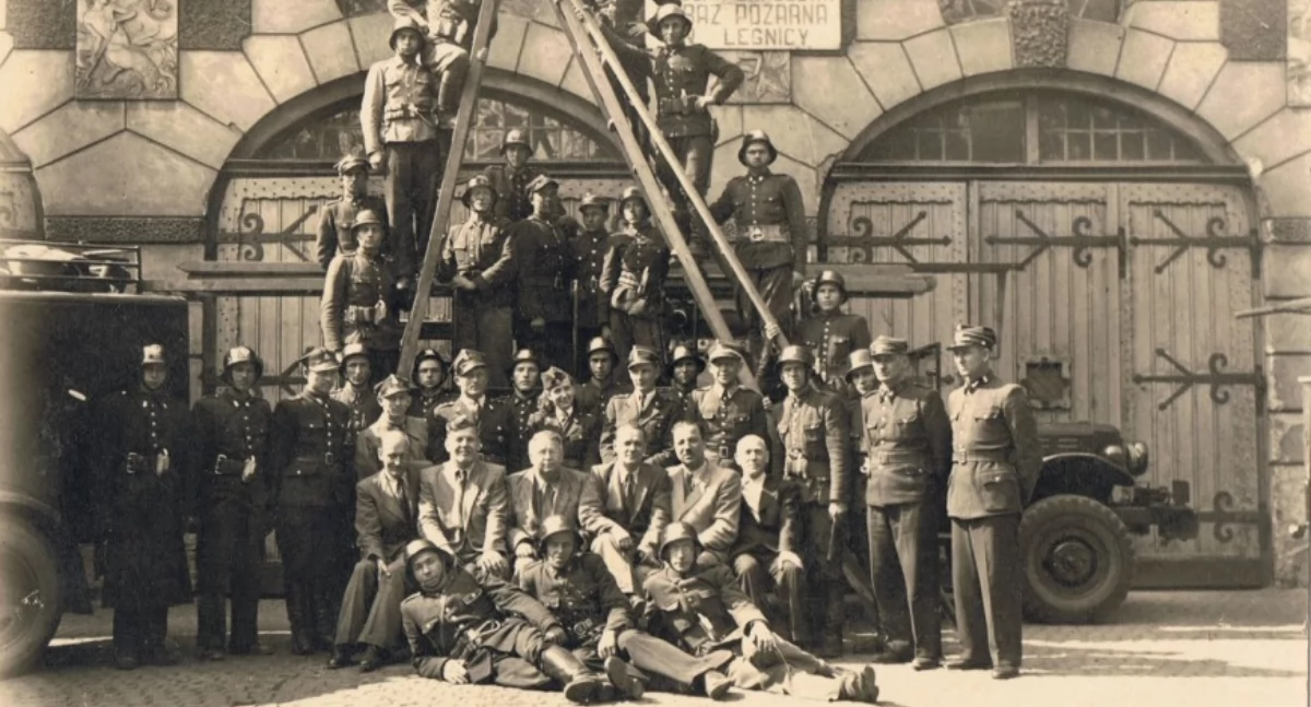 Fot. Uczestnicy kursu podstawowego dla strażaka zawodowego w MZSP w Legnicy, który odbywał się od 1 kwietnia do 1 maja 1948 r. Fotograﬁa ze zbiorów Muzeum Miedzi w Legnicy
