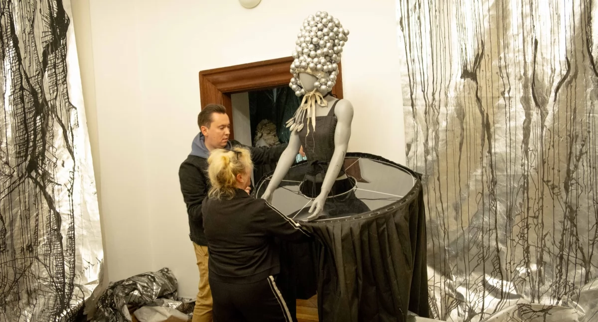 Zdjęcie: Małgorzata Bulanda i jej prace. Fot. Muzeum Miedzi w Legnicy