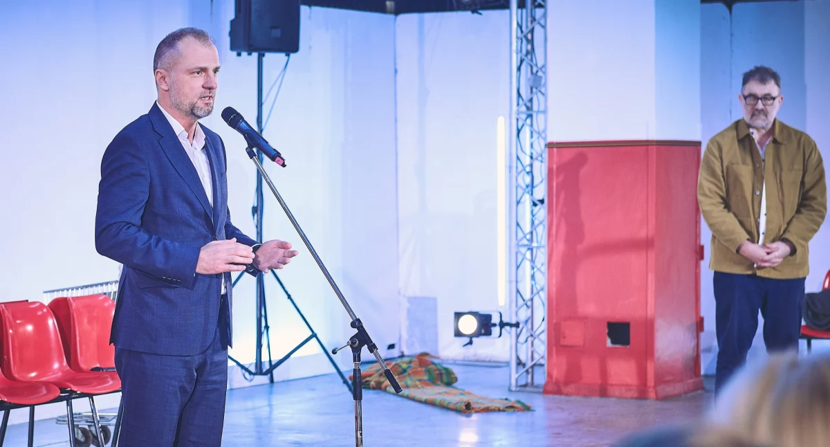 Zdjęcie: Grudzień 2024, Jarosław Rabczenko i Jacek Głomb. Fot. Karol Budrewicz/ Teatr Modrzejewskiej