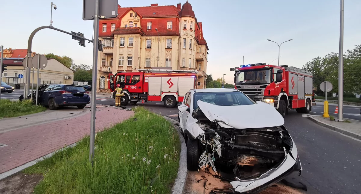 Zdjęcie: Uszkodzone pojazdy i wozy straży pożarnej. Fot. st. str. Dawid Kipa/ Komenda Miejska Państwowej Straży Pożarnej w Legnicy