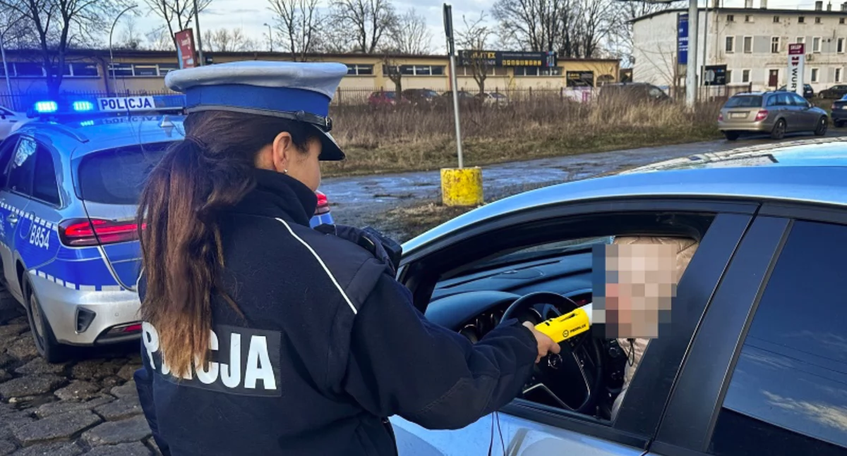 Zdjęcie: badanie alkomatem Fot.: KMP
