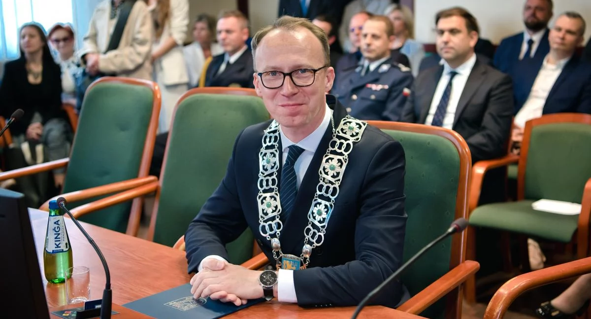 Zdjęcie: 7 maja 2024 r, Maciej Kupaj po zaprzysiężeniu na prezydenta Legnicy. Fot. Aga Jackiewicz