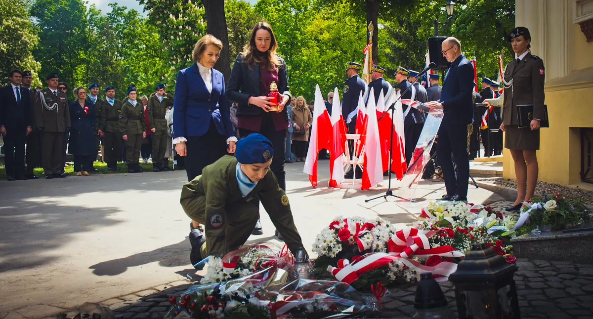 Zdjęcie: uroczystość na legnickim cmentarzu, składanie kwiatów Fot.: Aga Jackiewicz