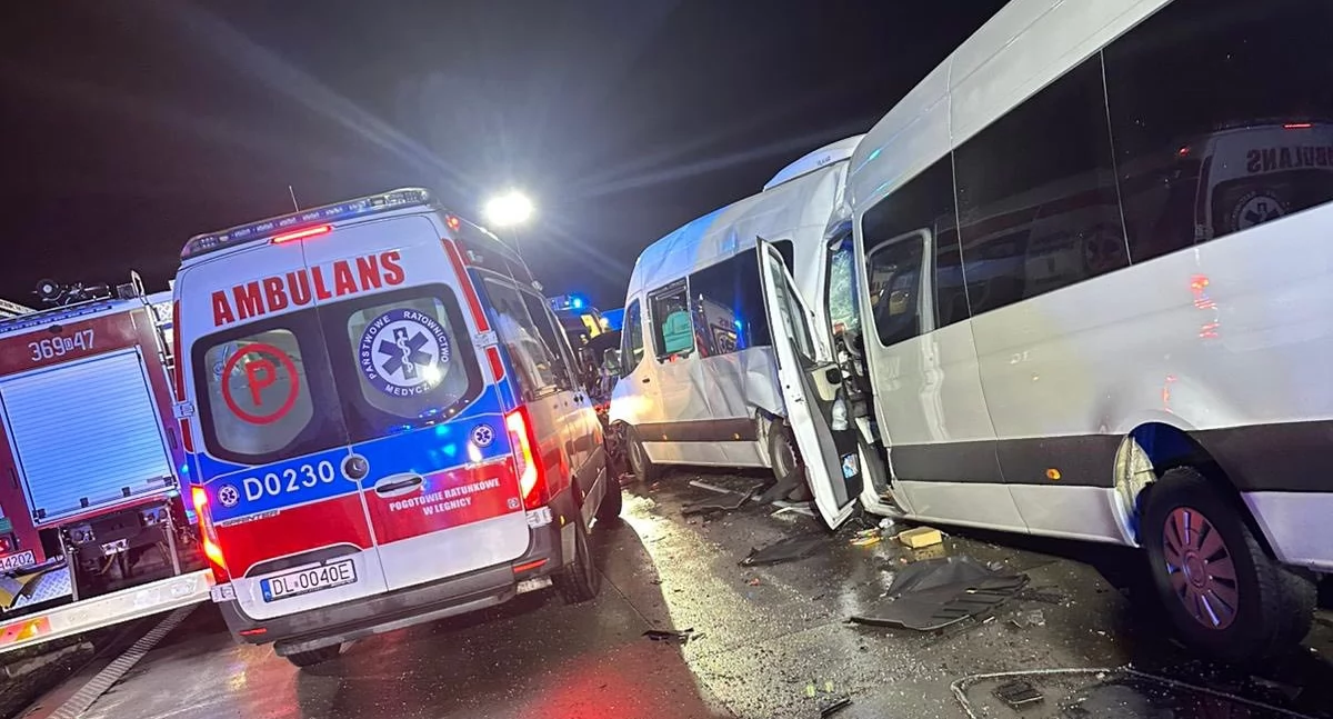 Zdjęcie: Wypadek na autostradzie A4. Fot.  st. asp. Artur Spychaj, dh Wojciech Fassa/ Komenda Miejska Państwowej Straży Pożarnej w Legnicy