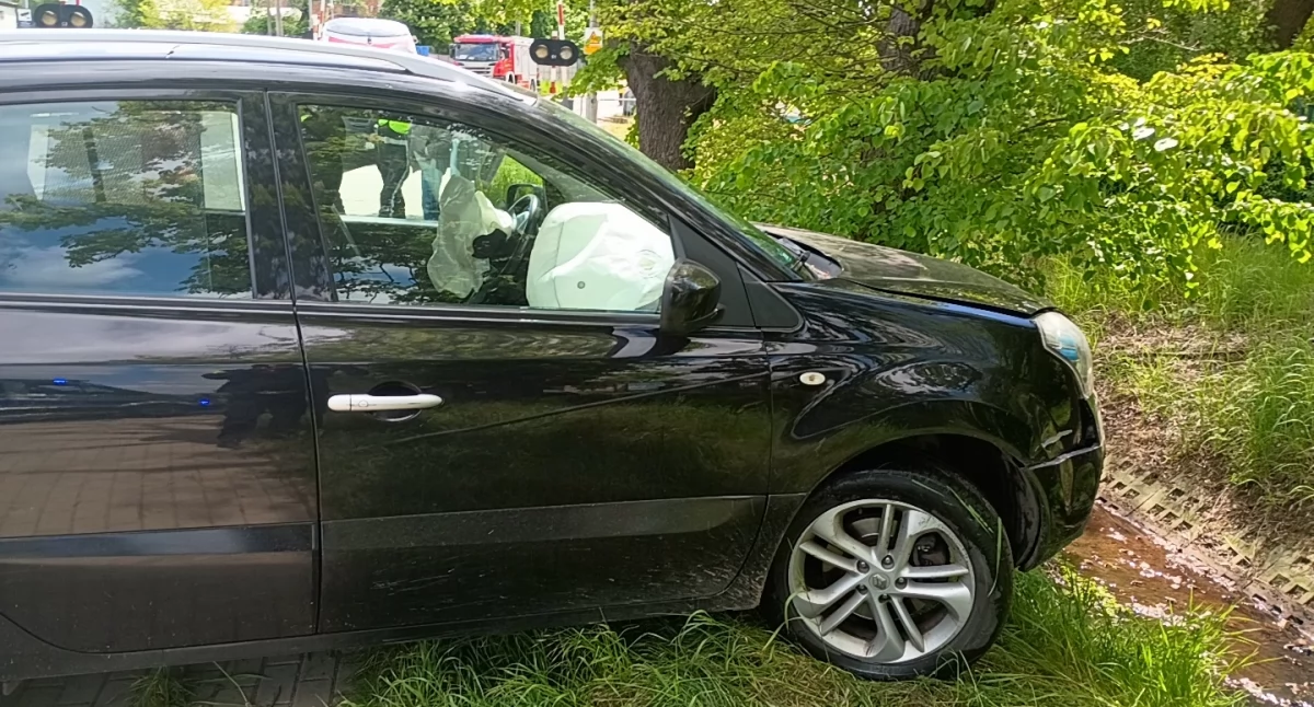 Zdjęcie: Samochód wyciągnięty z potoku Białka. Fot. Komenda Miejska Policji w Legnicy
