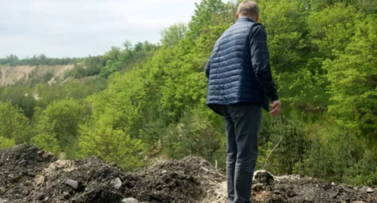 Zdjęcie: Adam K., prezes spółki Eko Hybryd, w żwirowni w Czernikowicach. Fot. Piotr Kanikowski