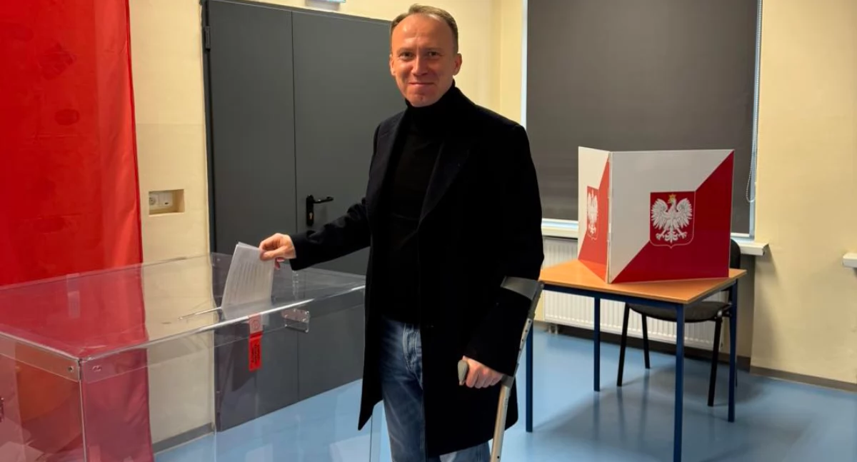 Zdjęcie: Prezydent Legnicy Maciej Kupaj podczas głosowania. Źródło: Facebook/ Maciej Kupaj - Prezydent Miasta Legnicy