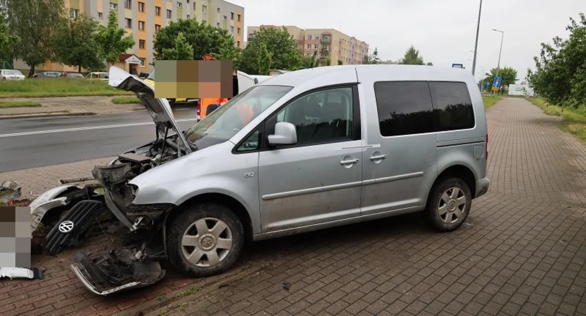 Zdjęcie: Volkswagen roztrzaskany o latarnię. Fot. Komenda Miejska Policji w Legnicy 