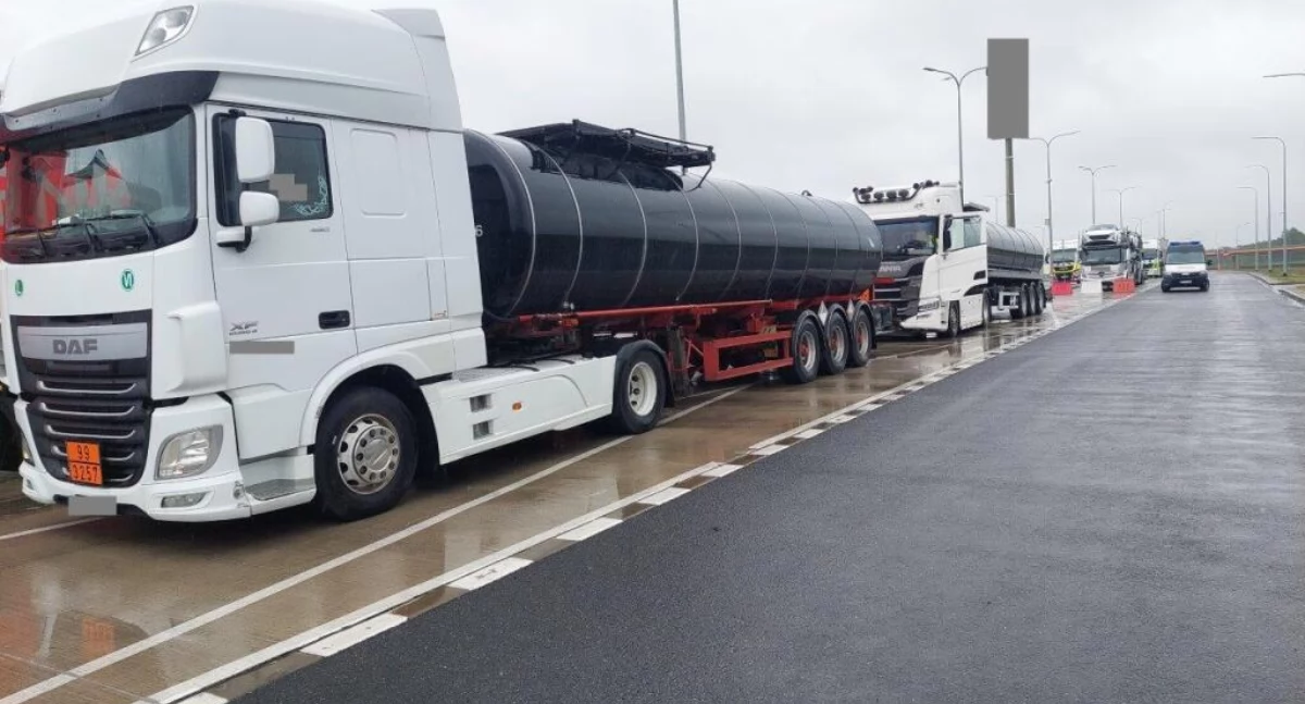 Zdjęcie: Kontrola Wojewódzkiej Inspekcji Transporty Drogowego przy drodze ekspresowej S3. Źródło: Wojewódzki Inspektorat Transportu Drogowego we Wrocławiu. 