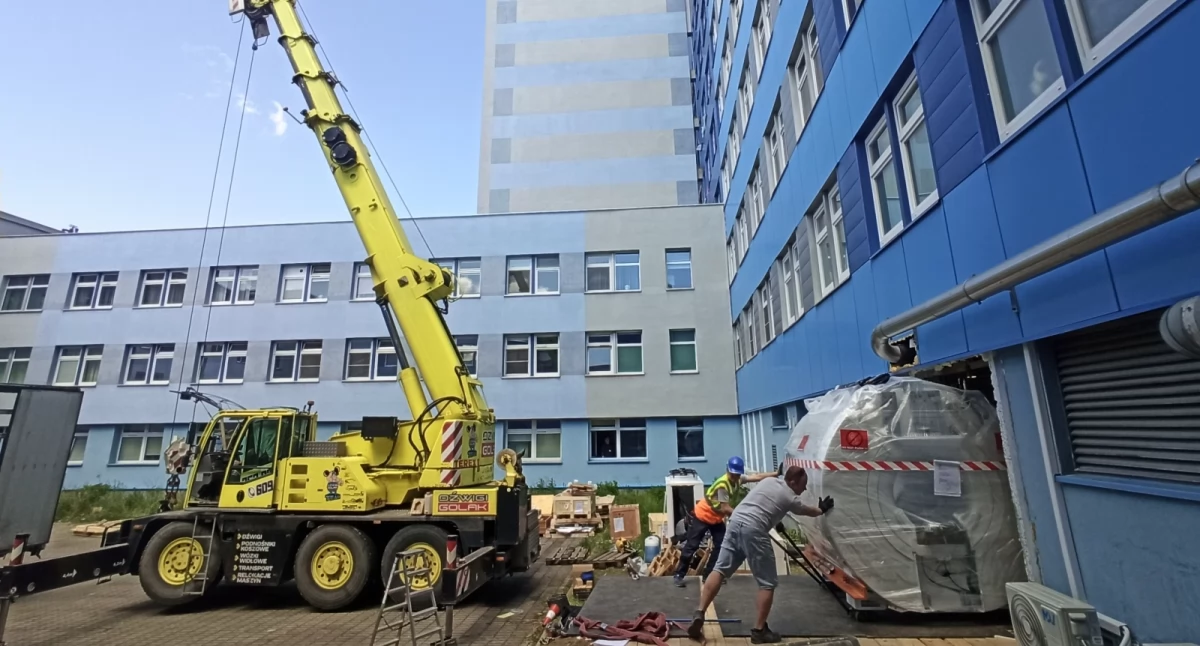 Zdjęcie: Montaż rezonansu magnetycznego w Wojewódzkim Szpitalu Specjalistycznym w Legnicy. Fot. Krzysztof Maciejak