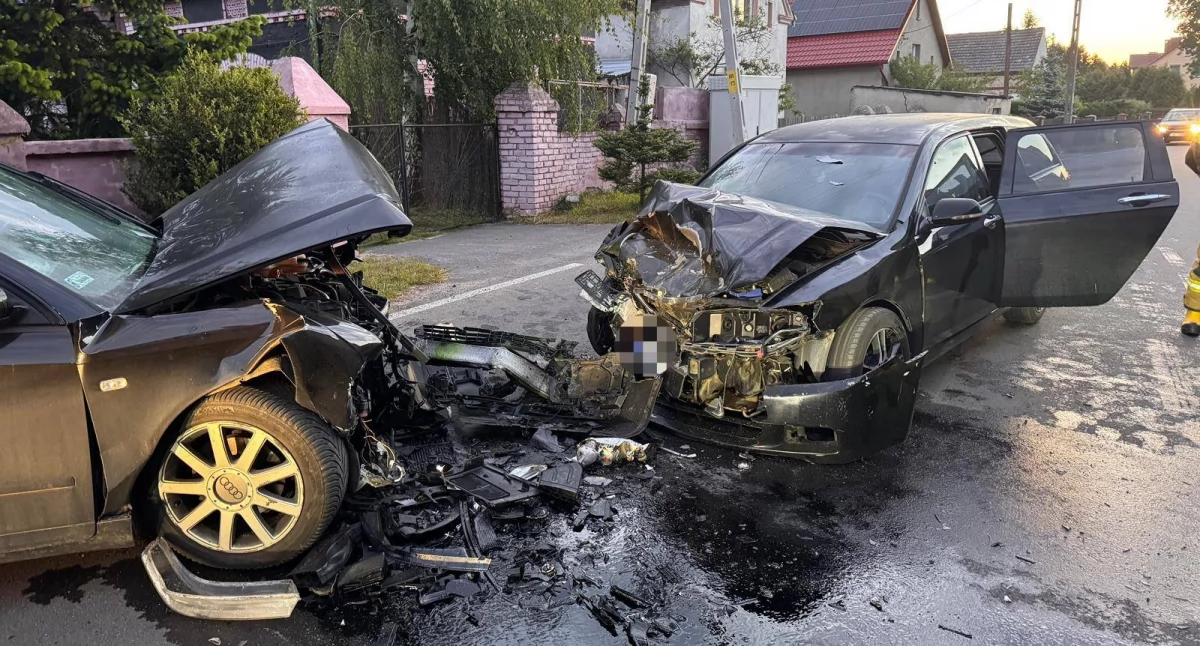 Zdjęcie: auta po zderzeniu na drodze Fot.: KMP