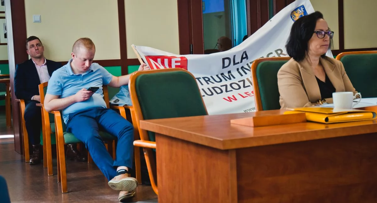 Zdjęcie: Sesja Rady Miejskiej Legnicy z 28 kwietnia br., transparent narodowców. Fot. Aga Jackiewicz