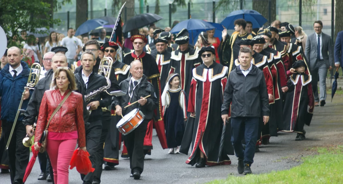 Zdjęcie: Korowód mieszkańców - tradycyjny punkt każdych Dni Złotoryi. Fot. Piotr Kanikowski