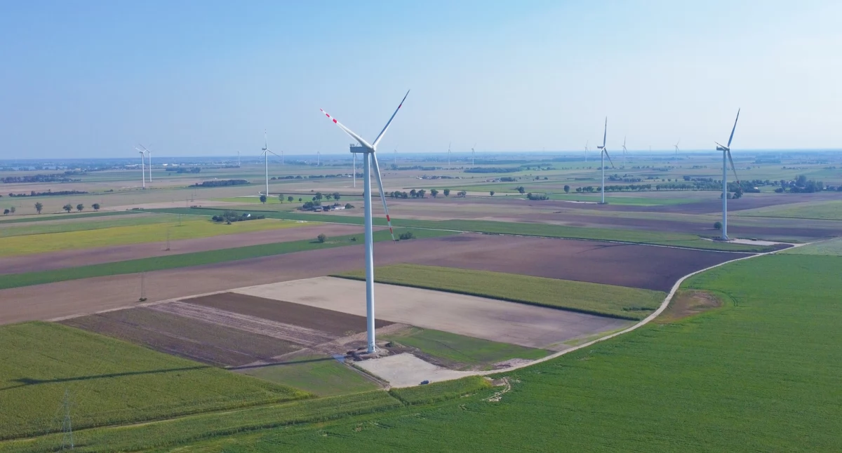 Zdjęcie: Lądowa farma wiatrowa w Żninie – przykład inwestycji firmy RWE na rzecz rozwoju odnawialnych źródeł energii w regionie Fot.: mat. prasowe