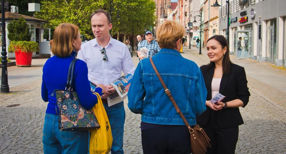 Zdjęcie: Prezydent Maciej Kupaj, zastępczyni prezydenta Aleksandra Krzeszewska i radny Jerzy Potycz zachęcają do głosowania na Rafała Trzaskowskiego. Fot. Aga Jackiewicz 