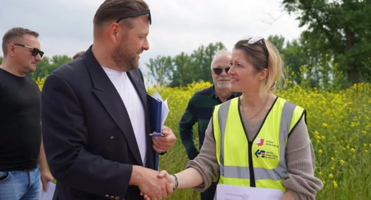 Bartłomiej Rybak - Dyrektor Departamentu Infrastruktury i Inwestycji LSSE S.A. , Katarzyna Kosińska – Menadżer ds. Infrastruktury i Inwestycji LSSE S.A., przedstawiciel Legnickiego Przedsiębiorstwa Wodociągów i Kanalizacji oraz Nadzoru Inwestycyjnego.